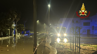 Maltempo e mareggiate, litoranea chiusa a Porto Recanati: danni a uno chalet